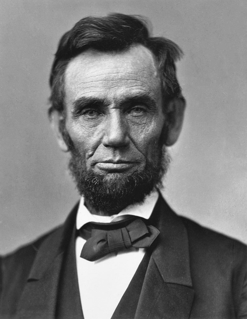 Presidente 16º de Estados Unidos, Abraham Lincoln, quien decretó la abolición de la esclavitud, fue asesinado dentro de un teatro por un actor sureño pro-esclavista.