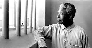 Nelson Mandela el gran luchador de Sudáfrica contra el ‘apartheid’, condenado a cadena perpetua por liderar esa cruzada, recuperó la libertad tras 27 años en prisión.