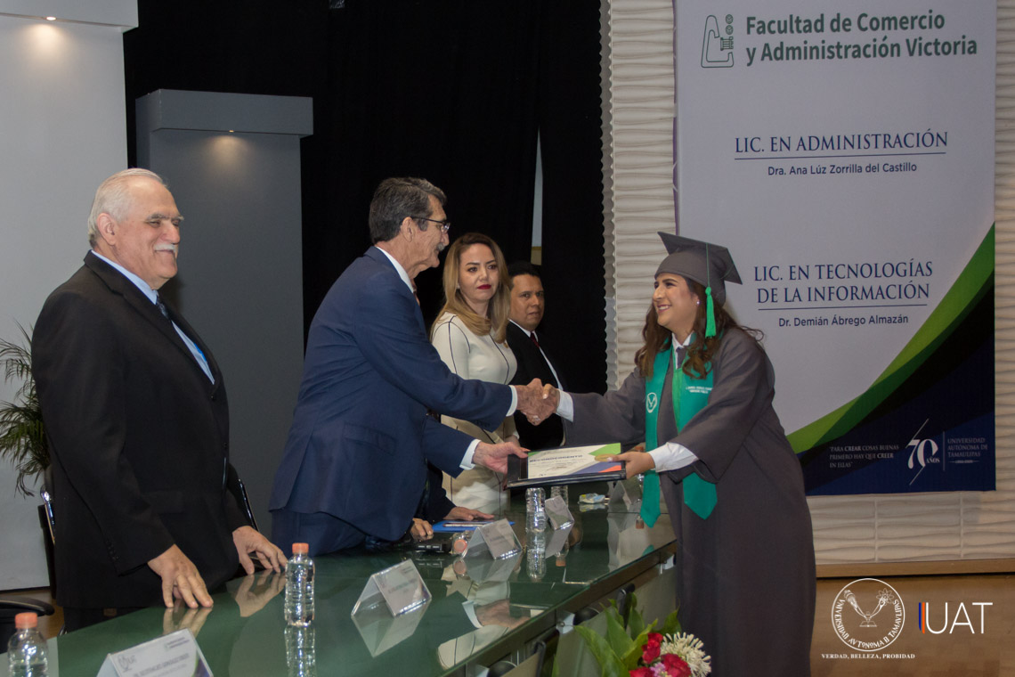 Entrega la UAT nueva generación de la Facultad de Comercio Victoria ...